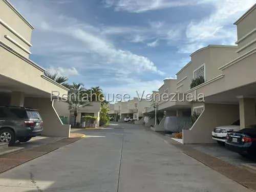 Hermosa Casa De 212m² En Exclusiva Zona De Barquisimeto: 5 Hab, Cocina Moderna, Parrillera Y Planta Eléctrica @eloisabermudez.rah