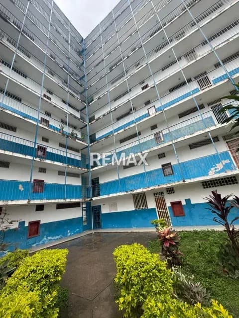 Cómodo y amplio Apartamento en Alquiler en la Urbanización La Beatriz Bloque 40 piso 1
