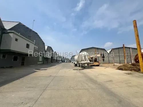 Karen Burgos Vende Espectacular Galpón En Zona Industrial 2 De Barquisimeto, Con Carga Eléctrica Monofásica Y Amplios Espacios.