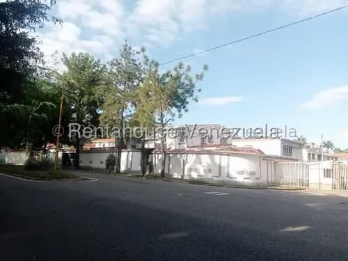 Se Vende Amplia Casa Con Excelente Distribucion En Zona Norte De Valencia (#26-16190) Amplio Tanque De Agua. Siente El Prestigio Y La Solidez Que Su Inversión Merece. (cliente Directo) Ag