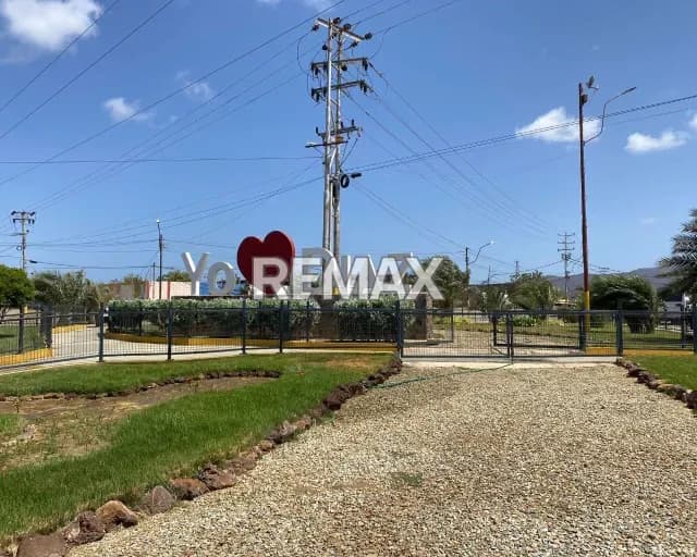 ¡EN VENTA TERRENO RESIDENCIAL DE 379M² EN MARGARITA! VISTA A LA MONTAÑA, SERVICIOS DE AGUALUZ LISTOS Y PAPELES EN REGLA EN EL MUNICIPIO DÍAZ. ¡INVIERTE SEGURO CERCA DEL MAR Y SUPERMERCADOS!