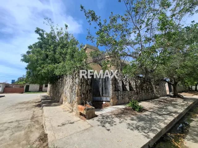 EN VENTA CASA PARA REMODELAR CON GRAN POTECIAL PARA DESARROLLAR DIVERSAS ACTIVIDADES EN CHICHIRIVICHE,