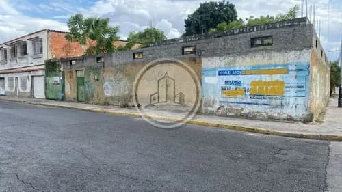 Vende Terreno Barato Cuenta Con Base Para Una Construcción. Para Uso Comercial Ubicado En La Urbanización Los Samanes Calle Principal En Maracay, 022js