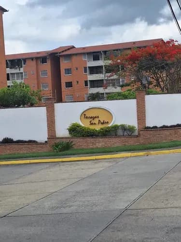 Se Alquila Un Apartamento Ubicado En La Urbanización Terrazas De San Pedro I, Consta De 2 Habitaciones, Más 1 Convertible, 2 Baños Y 1 Puesto De Estacionamiento. Área De Construcción 90 Mts2, Piso 1