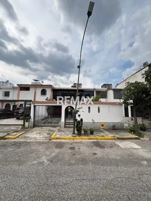 CASA EN VENTA EN MONTALBÁN 270 M² URB. PRIVADA