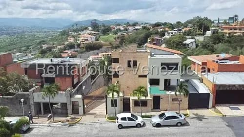 Venta Casa De Tres Niveles Con Planta Eléctrica A Gas Y Vista Al Valle En El Pedregal Barquisimeto,lara Asesora Mehilyn Perez