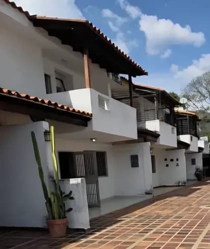F-5775. Alexora Vende Impecable Apartoquinta Lista Para Habitar Ubicada En La Urb. Trigal Norte. Sector Las Clavellinas. (4,5,2)