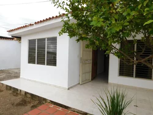 / Maria Elena Oropeza / Vende Conservada Acogedora/ Casa 196 M2 / Amplio Patio Con Tridilosa / Amplio Garaje Para 4 Vehículos / En Fundación Mendoza, Lara#26-10390 / Encuentra Las Mejores Opciones /