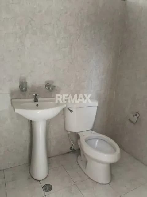 Se ofrece oficina comercial en alquiler, ubicada en Calle Mariño con Monagas, cerca de la Notaria Primera. Mide 42,23 m2
