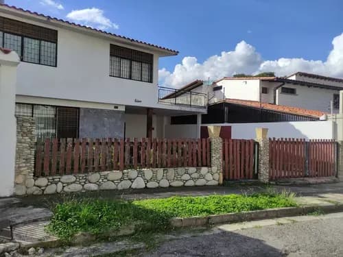 Agradable Y Amplia Casa, Ubicada En Calle Cerrada Con Vigilancia, Zona Muy Tranquila Y Céntrica, Rápido Acceso A Las Vías Principales, Ideal Para Familias Numerosas