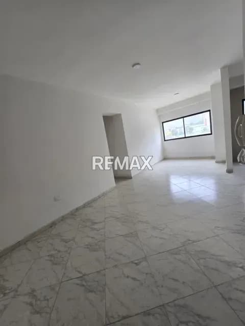 Venta de apartamento en obra blanca. Urb. Valles de Camoruco, res. Iguazú