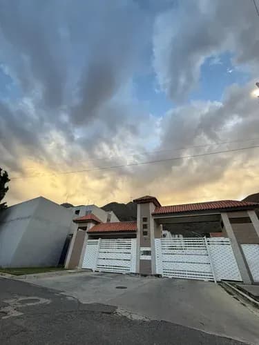 Town House En Cumbres De La Esmeralda San Diego Edo Carabobo Pisos En Porcelanato Cocina A Diseñar 200226 Vende Dayanna Vasquez