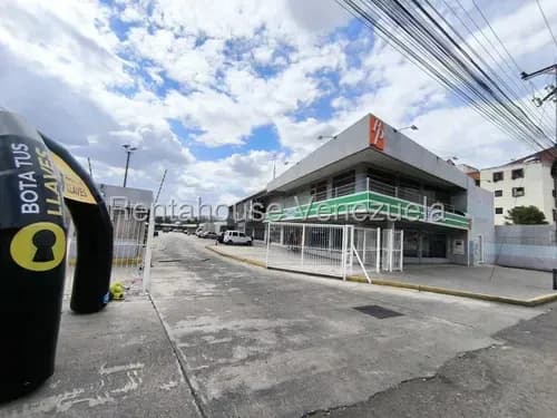 Local Impecable En C.c. Paseo Paraparal! Potencia Tu Marca En Este Local De 14 Mtrs, Ubicado Estratégicamente (nivel Mezzanina). Un Espacio Moderno, Seguro Y Listo Para Recibir A Tus Clientes.