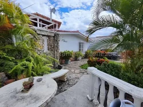 Jip 25-14719. Rent-a-house Vende Hermosa Casa Con Amplios Espacios, Rodeada De Bellos Jardines De 250 Mts2, 3 Hab, 2 Baños Y 6p/e. Urb Corinsa. Cagua