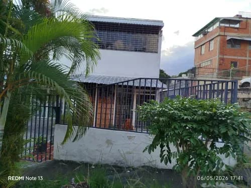 Venta De Local, Pb Y Piso 1 En El Marques Norte, Cerca De Cota Mil Y Romulo Gallegos. Urbanizacion Cerrada Con Vigilancia, Ideal Para Trabajo Virtual O Deposito