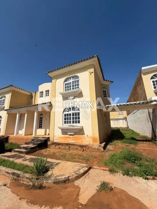 Dos townhouses en venta, contiguos en gris en lago country II