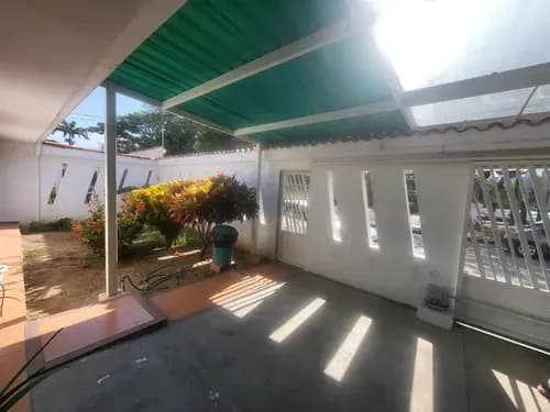 Oportunidad En La Floresta: Quinta De 210m2 Full Equipo, Tanque De Gran Capacidad Y Vigilancia | Recibimos Apartamento Como Parte De Pago Eglis González