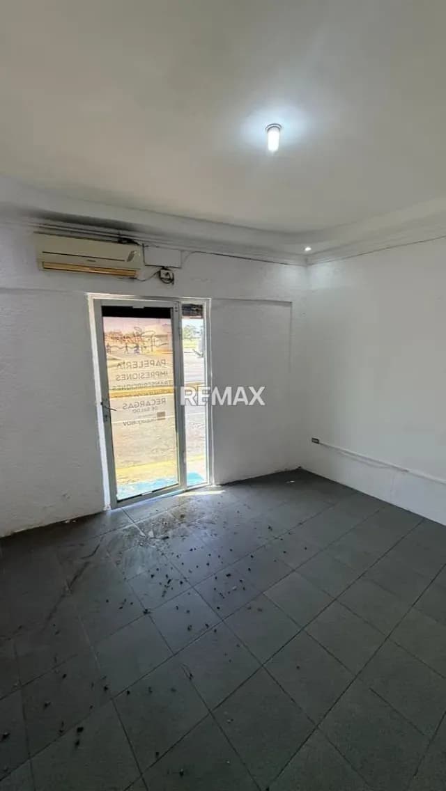 Local comercial a pie de calle Av rafael Gonzalez