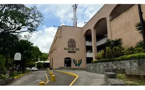 En Venta Amplio Local Comercial En Galerias Prados Del Este 183m²