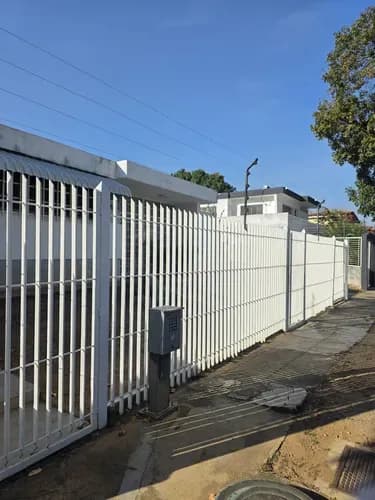 En Venta Casa Impecable, Ideal Para Oficina Ubicada En Trigal, 406 Mts. La Misma Posee 8 Oficinas Con Capacidad Para Más Oficinas. Un Pequeño Galponcito, 6 Puestos De Estacionamiento. Clider