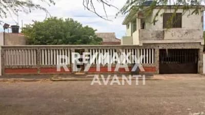 VENTA AMPLIA CASA EN MARAVEN, EDO. FALCÓN, EXCELENTE UBICACIÓN, CON LOCAL COMERCIAL.
