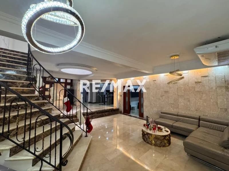 En Venta Casa de tres niveles en Valle Verde con Acabados modernos San Diego