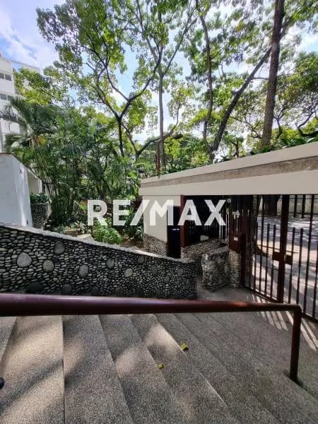 SE VENDE HERMOSO Y ESPACIOSO APARTAMENTO EN LA FLORIDA, AVENIDA LOS JABILLOS URB LA FLORIDA. PISO BAJO
