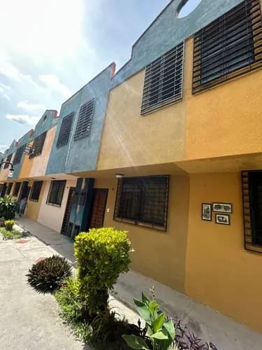 Townhouse En Venta En Res. Villas Del Norte Iii, Naguanagua (rio Sil) 73 Mts2 2 Hab C/closet 2 Baños C/pareduche Cerca De Río Sil Naguanagua Solo Pago En Efectivo Gavip
