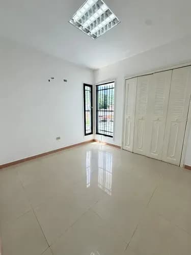 Cómodo Consultorio Comercial De 13,2 M2 Con Un Baño Privado, Área De Clóset Y Wi-fi, Ubicado Estratégicamente Al Frente De Patio Trigal Urbanización El Trigal