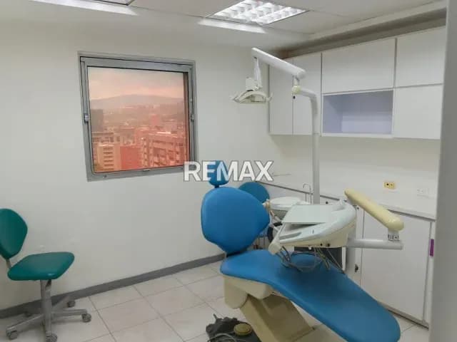 Consultorio odontologico equipado con su silla para servicio, con todas las comodidades y en el municipio mas seguro de la Gran Caracas.