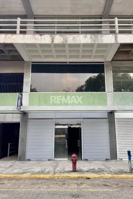 SE ALQUILA LOCAL COMERCIAL EN LA 5TA AVENIDA