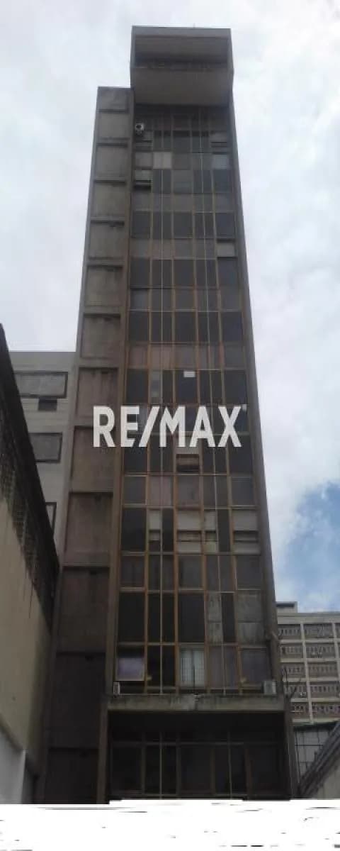 AMPLIO Y MAGNÍFICO LOCAL COMERCIAL EN ALQUILER A UNA CUADRA DE LA AV. LECUNA