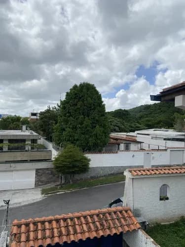 Vendo Hermosa, Quinta Re Remodelada Por Dentro Amplia Y Espaciosa Tres Amplias Habitaciones. Cada Una Tiene Aire Acondicionado Habitarse Un Principal Con Su Baño Y Terraza Con Vista Al Ávila