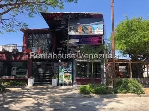 Si Esta Buscando Adquirir Un Local Comercial Con Versatiles Ambientes En Excelente Ubicacion En La Avenida Principal De San Diego Le Tenemos Este Excelente Inmueble.