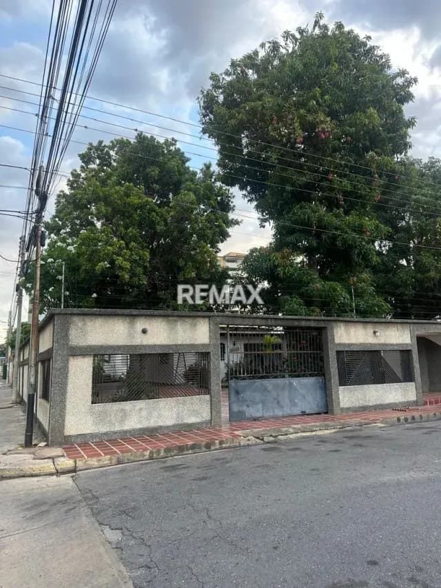 En venta Terreno y Casa con zonificación R5
