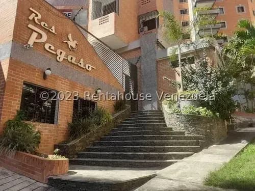 Jv Vende Apartamento De Excelente Distribución, Amplio Balcón Donde Disfrutaras De Una Hermosa Vista, Totalmente Amoblado Y Equipado. 24-11977 May4
