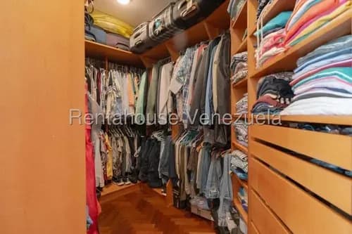 En Venta Espectacular Apartamento Muy Bien Ubicado Cerca Del Country Club, Es Una Propiedad Impecable, Actualizada Y Lista Para Mudarse. Carlos Manuel Mollejas. Mls#26-20890.