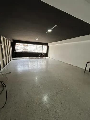 Amplio Local Con Gran Potencial Para Cualquier Actividad Comercial!!