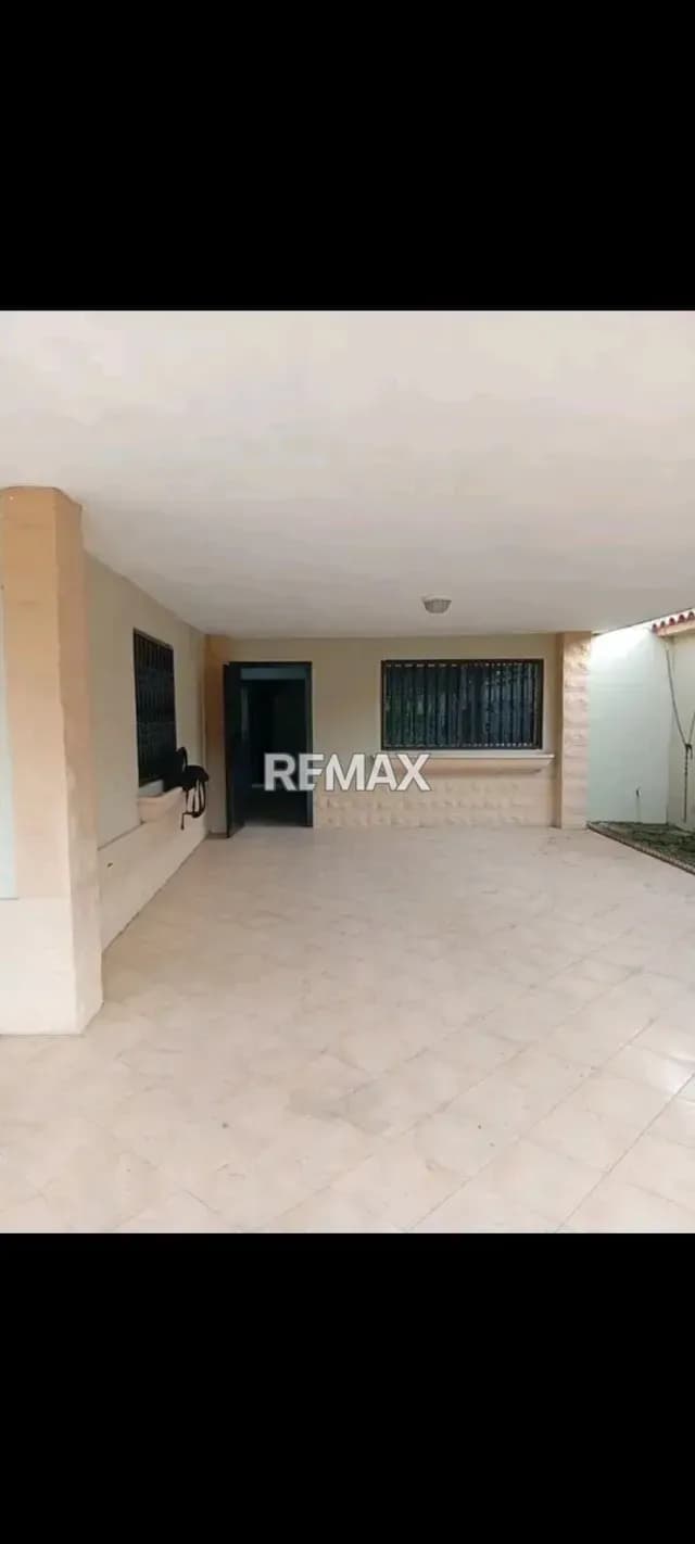 Alquiló Casa en Av bella vista , Urb Reina Paulina