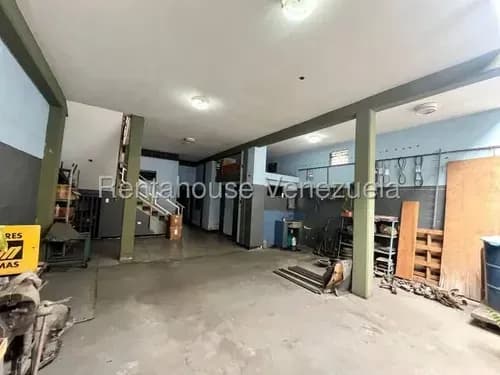 Se Vende Amplio Local Comercial En La Carrera 19, Del Centro De Barquisimeto, Zona Repuestera. Fc # 25-22148.-