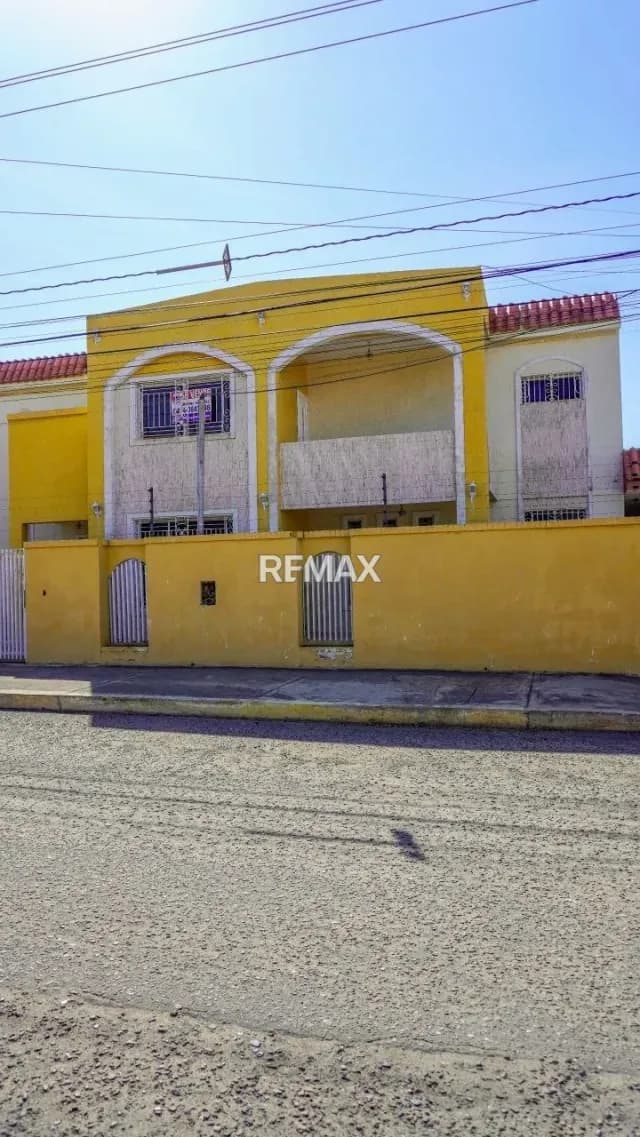 TOWNHOUSE URB. LAS LOMAS