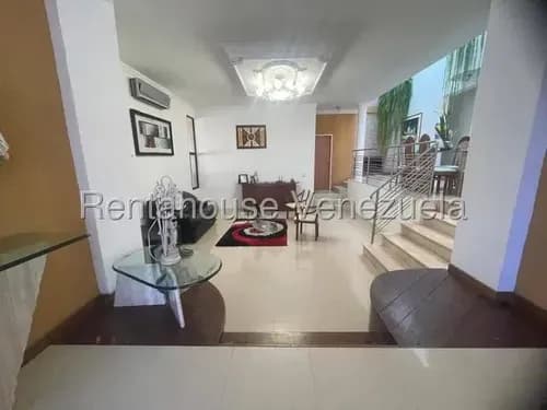 Daniela Linarez Vende Hermosa Y Lujosa Casa De 2 Pisos Con Cocina Moderna, 4 Habitaciones, Vestier, 4 Baños, Jacuzzi, Piscina, Gimnasio, Parrillera, Cancha De Tenis Y Básquet, El Ujano Barquisimeto