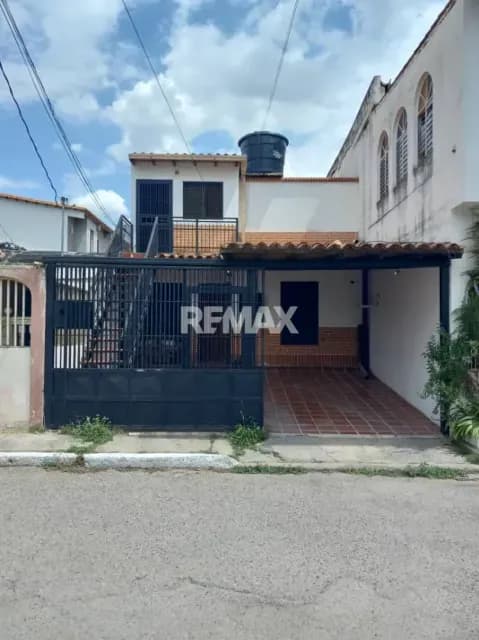 Oportunidad de Inversión: Amplio Inmueble con Potencial Comercial frente a la Univ. Yacambú cabudare La Mora