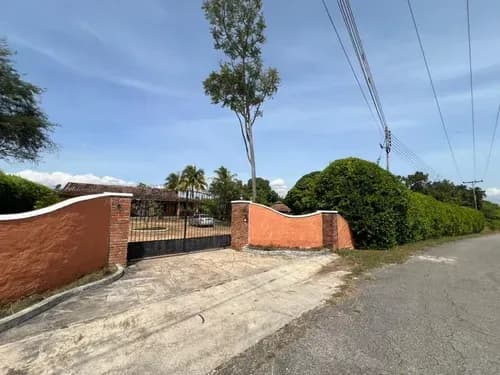 Se Vende Parcela Con Casa, Caney Y Piscina En Urb. Safari Country Club, Sector Big Game, Libertador