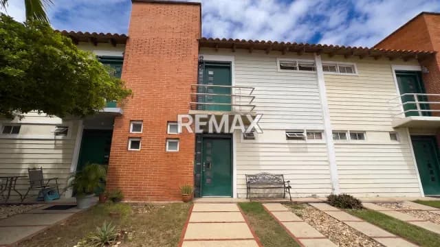 ¡Confort, elegancia y estilo clásico! Hermoso Townhouse en el Conjunto Residencial Valle Alegre