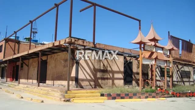 696 M2 Venta de Amplio Local Comercial En Big Low Center Punto Estrategico