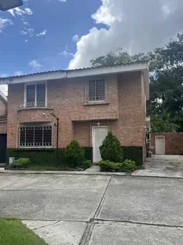 M/p- 326200 Venta De Town House Guataparo Conjunto Residencial Los Aleros