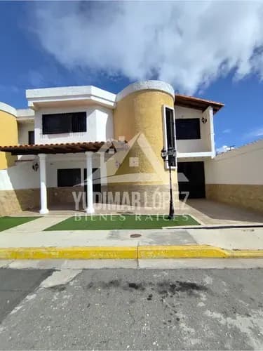 Hermosa Casa En Venta En Urbanización Las Carolinas, Turmero, Edo. Aragua.