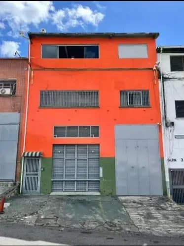 Alquiler De Galpón En Sarria / 377.10 M2 / 41m2 De Mezzanina / (ff)