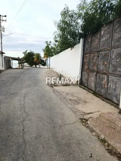 TERRENO CERCADO EN PRIMERA LINEA DEL MAR